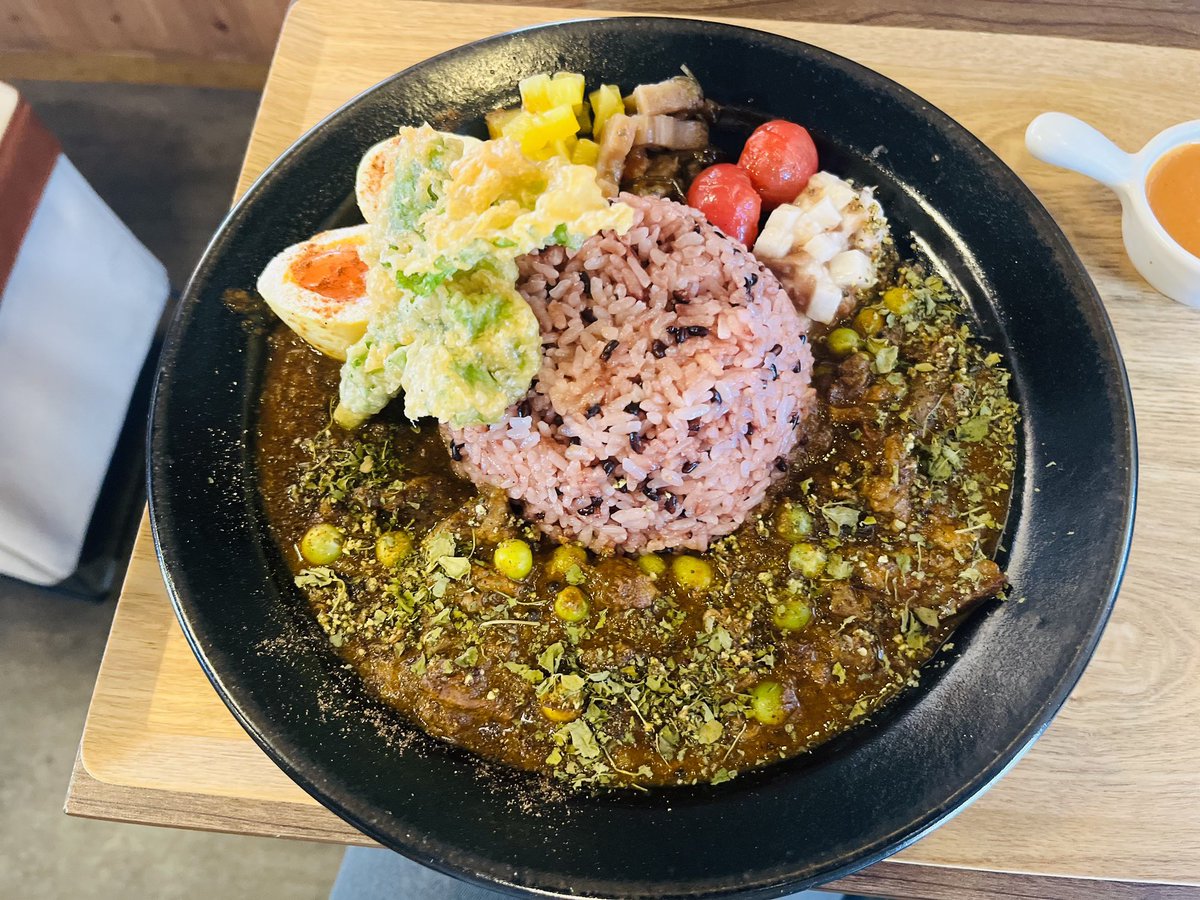 hiropon0113's tweet photo. 大阪府枚方市
林香喱
『和牛すじ肉とうすいえんどうのカレー』
（ライス大盛）
今日は久しぶりに林さんに🚗
めちゃうまい😋
すじ肉ゴロゴロ柔らかくて最高😍🍛
舞茸フリッター売切が😭
帰ってクルマのホーン交換しょと思ったら
☂️😭💦
大人しくしとくわ🏠😓
明日は千葉柏へ🚛 https://t.co/elrGniME2u
