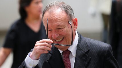 PiensaPrensa's tweet photo. José García Ruminot, ex alcalde designado por Pinochet, lleva más 44 años viviendo y ganando millonarios sueldos y privilegios del Estado.

Durante la dictadura militar asumió diversos cargos públicos: en 1980, fue designado Alcalde de Toltén. Dos años más tarde, en 1982, asumió la jefatura regional del Departamento Social de la Intendencia, encargándose de la creación de la Secretaría Regional Ministerial de Gobierno (Seremi), siendo su primer secretario regional.
En 1984, fue designado Alcalde de la Comuna de Lautaro, posteriormente el 23 de junio de 1986 asume como Alcalde de Temuco, desempeñando el cargo hasta el 10 de agosto de 1989.
Desde 1990 -hasta hoy- ha sido parlamentario, hoy senador.