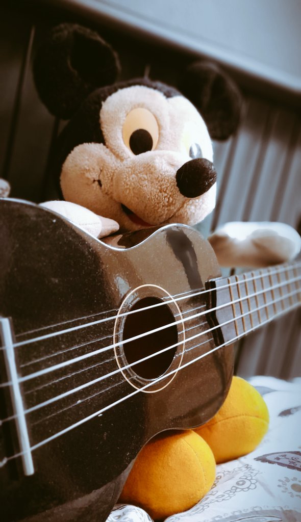 albis_jc's tweet image. Aujourd'hui, Mickey pousse la #chansonnette pour soutenir la quête des #aficionados du #tweet 
"Pour un tweet 🎶, avec toi 🎶
Je ferai n'importe quoi 🎶
Pour un tweet 🎶 avec toi..."
(Clin d'œil au regretté #MichelDelpech)
#ChansonDansLaTêteTouteLaJournée 😁 #yukulele