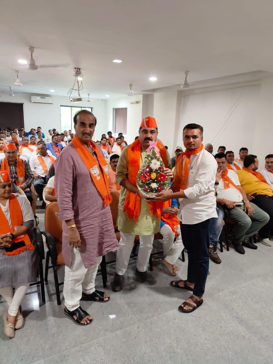 Devalnaik12's tweet photo. ભાજપ ગુજરાત પ્રદેશના ITSM વિભાગના પૂર્વ કન્વીનર અને હાલના ITSM વિભાગના કોર્ડીનેટર @iPankajShukla જી ને જન્મદિવસ ની સ્નેહસભર શુભેચ્છાઓ...🌺🌺
#bjp #Politicion #bjpgujarat https://t.co/Z4u2bW3Jxg