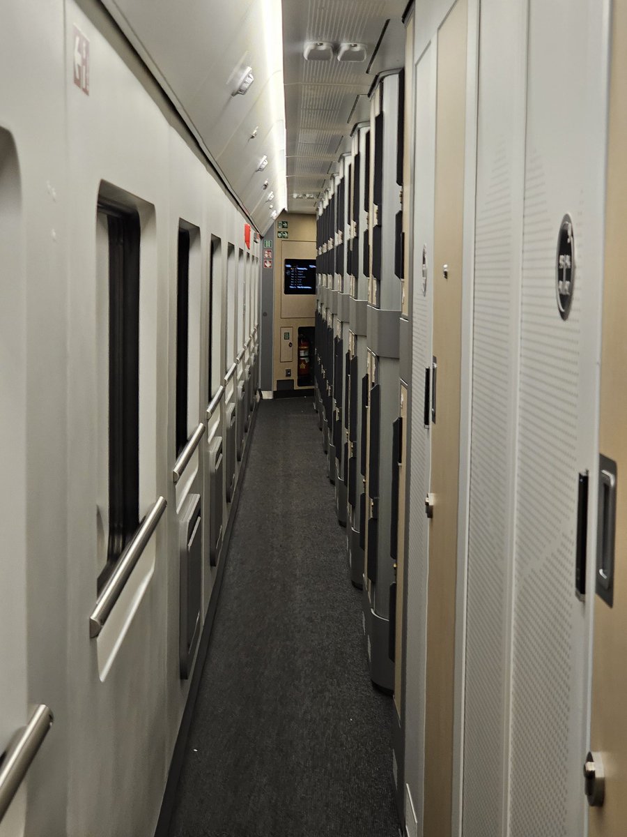 andresmt96's tweet photo. Después d probar el servicio con ls nuevos coches de #Nighjet debo destacar el buen trato y paciencia del personal dl tren y la amplitud y comodidad d la cama.

Lo negativo para mi es el ruido nocturno y la "inestabilidad del tren"[por algo algunos llevan cinturón] en ls frenadas https://t.co/frMTEwQOYK