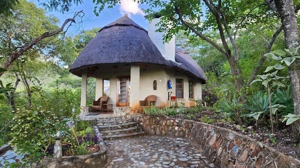 PTChimusoro's tweet photo. You also deserve to experience the beautiful and peaceful outdoors. It helps you refresh, reignite your passion, and restore your energy. Such fine spaces clear your mind, and refine your perspective on life. 

📍 @MusanganoL 

#TravelZimbabwe https://t.co/J2EEkt5ieP