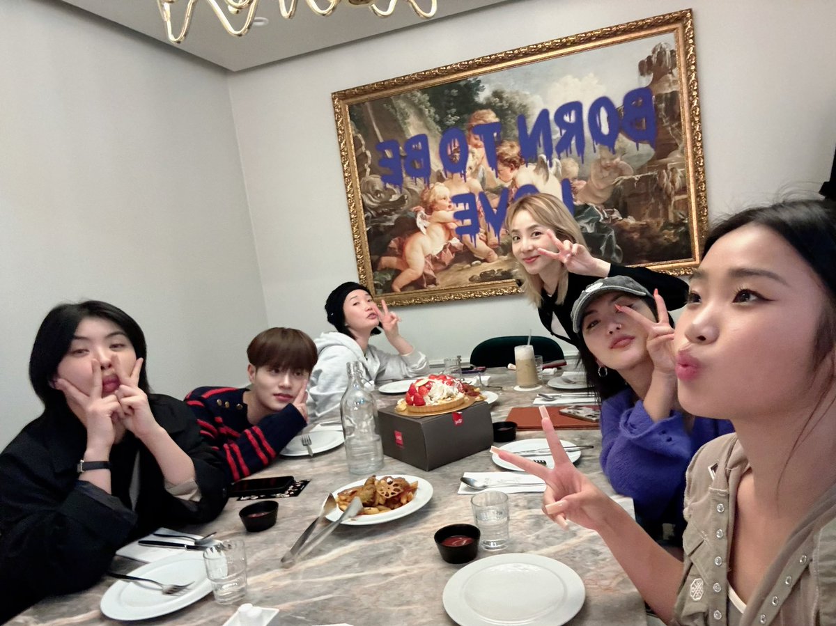krungy21's tweet photo. 오랜만에 모인 DNAcers 동생들과 즐거운 시간 😍 다들 넘 바빠😭 하지만 다같이 시간 맞춰서 오랜만에 모였어용~ 기광이는 딱! 활동시기 겹쳐서 못왔지만 우리 모두가 응원합니당!😆🙏🏻 넘 귀엽구 순딩한 동생들~ 넘 이뻐!!!😘 https://t.co/lrBAyYT7fV