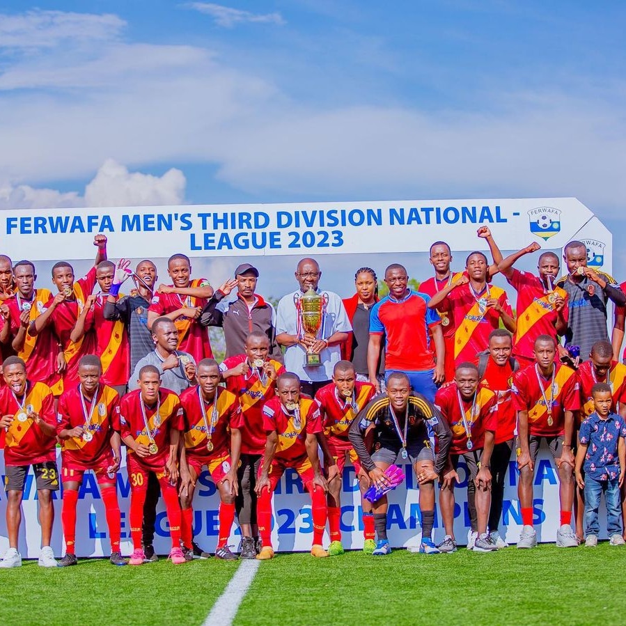 AgahozoK's tweet photo. Iyi kipe ikina second division mu Rwanda.
Ikinira muntara y'amajyaruguru, AKARERE: Rulindo, UMURENGE: BUSHOKI, AKAGARI: Gasiza, Stade: Gasiza.
Abakinnyi bayo biga muri École secondaire Gasiza.
Camp Iba Pensez-y
Iyi kipe ni iyihe?
Iyi kipe ni iyande?
Follow @Eric_Nicyishats https://t.co/GW7ForHD81