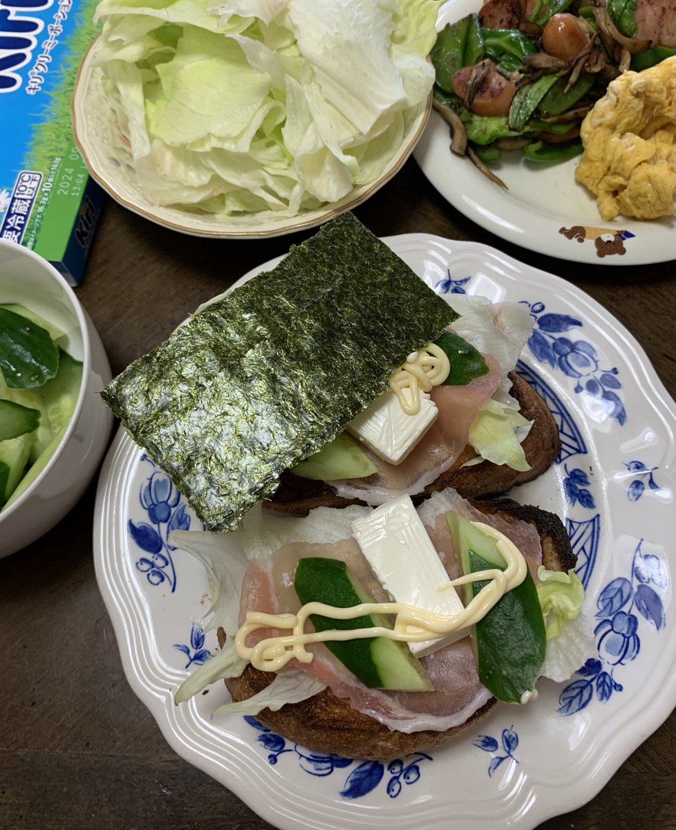 SuzukiDt's tweet photo. #Lunch #bâtard #Opensandwich , #lettuce #RawHam #Kiri 🧀🥒🥚& #海苔 https://t.co/enJHdXERBg