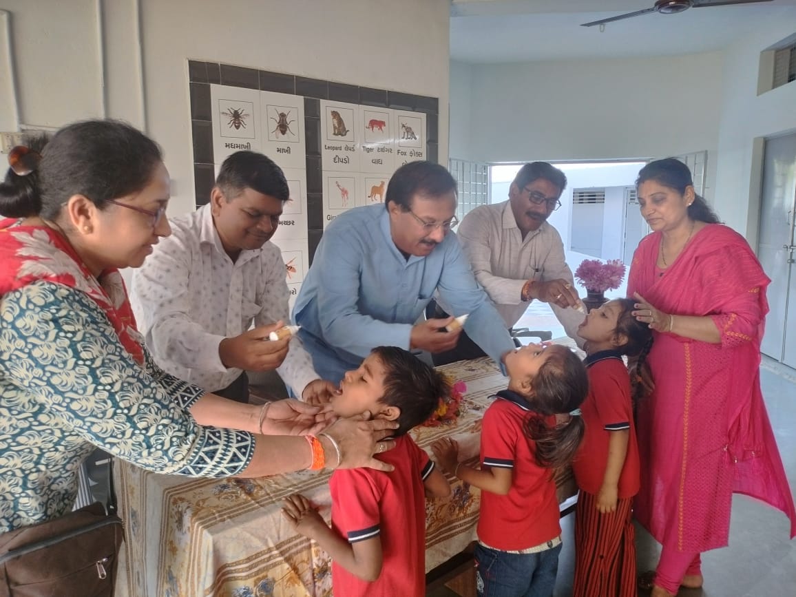 BhadreshBJP1's tweet photo. સાબરમતી જેલ પ્રા. શાળામાં અ.મ્યુ.કો સંચાલિત નગર પ્રા. શિક્ષણ સમિતિ દ્વારા અને જનપ્રિય ધારાસભ્ય માન. શ્રી. ડો. હર્ષદભાઈ પટેલની પ્રેરણાથી સાબરમતી વિધાનસભામાં સમાવિષ્ટ મ્યુ.શાળાઓનાં બાળકોને મંત્રોષધિ સુવર્ણપ્રાશન સંસ્કાર આપવામાં આવી. 

@AmitShah
@harshadpatelmla https://t.co/lnFwJBZnc0