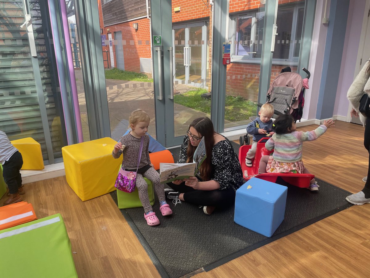 Without our hardworking volunteers, our sessions just wouldn't run as smoothly! Ashleigh was on it this week while staff were busy settling in for story time 😊 @McCainUKIE @Hullccnews #CiN