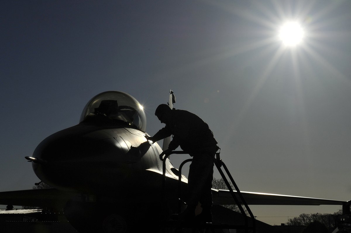 pilotphotog's tweet image. What&apos;s being examined here?  Wrong answers only: 

#F16 #maintainer #USAF