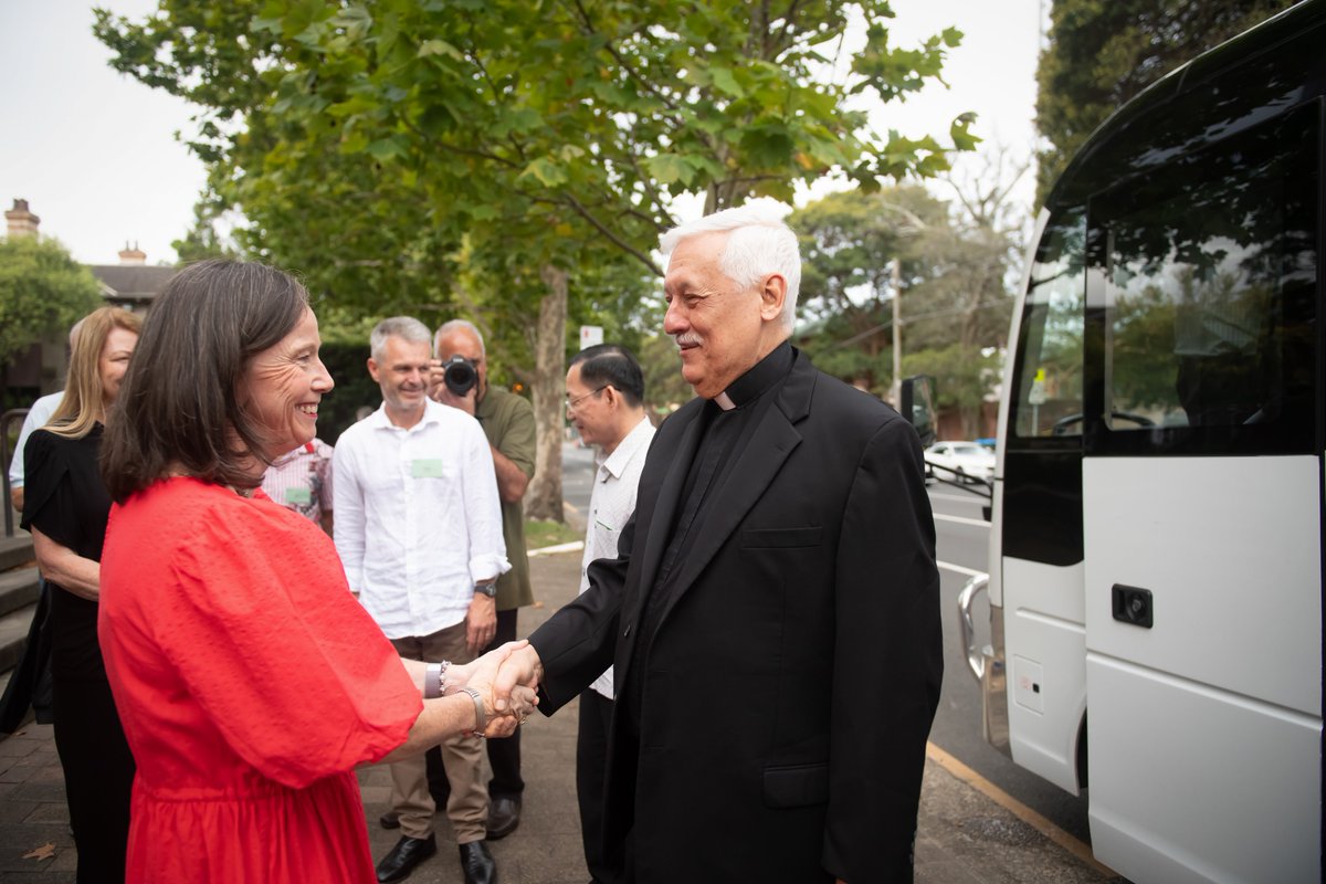 We're creating a platform to share diverse Jesuit mission partner formation resources worldwide. Help us by sharing any training programs or resources you know. Together, we can bridge gaps and foster collaboration. Get in touch: jesuits.global/about-us/conta…