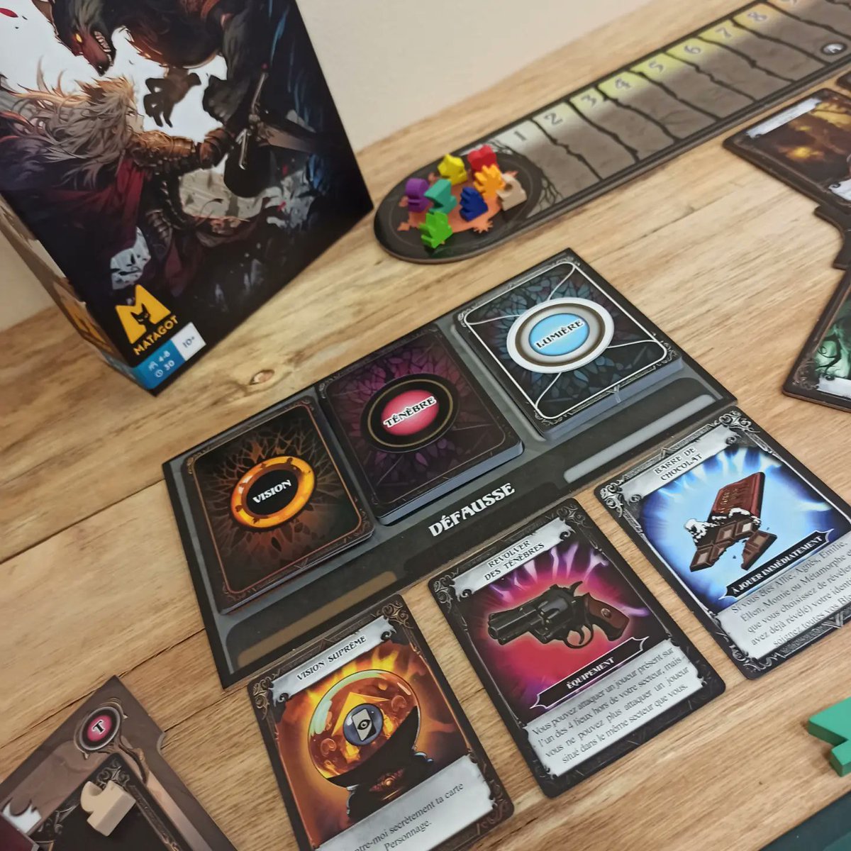 Shadow Hunters: Fangs is the newer version of the classic game, but unfortunately it's only published in french. @EditionsMatagot 

#boardgames #tabletops #juegodemesa #brettspiele #giocoditavolo #jogodetabuleiro #jeuxdesociete #geek #boardgame
