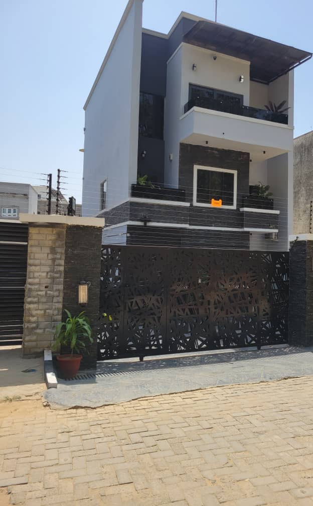 Synergyrealpro's tweet image. Experience opulent living with expansive rooms and modern amenities .this property combines elegance and comfort ,offering a haven for families. Explore the gourmet kitchen ,indulge in  master suite and enjoy the convenience of a dedicated BQ.  Price; #480,000,000