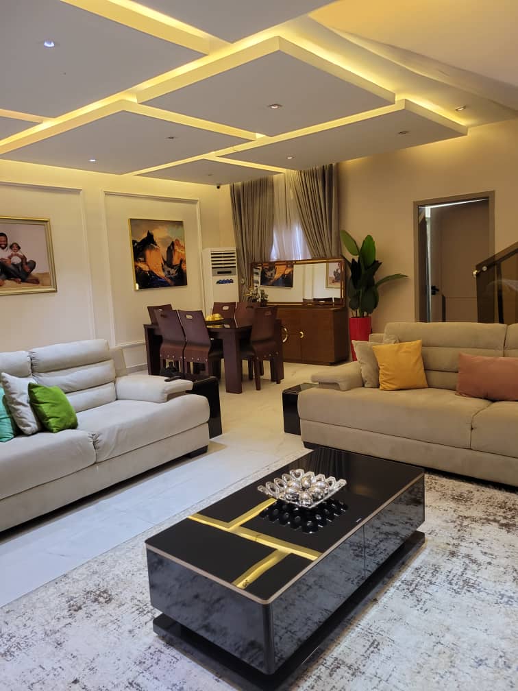 Synergyrealpro's tweet image. Experience opulent living with expansive rooms and modern amenities .this property combines elegance and comfort ,offering a haven for families. Explore the gourmet kitchen ,indulge in  master suite and enjoy the convenience of a dedicated BQ.  Price; #480,000,000