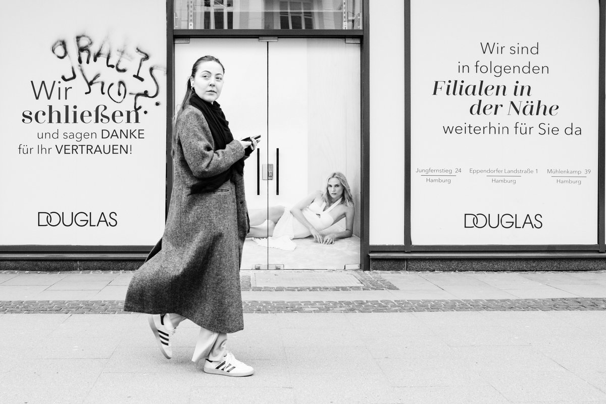 I 📷 ❤️ Visit my portfolio at blende1.net #streetphotography #blackandwhite #monochrome #city #woman #fujifilm #xt5 #fujifeed #fujilove #fujipassion