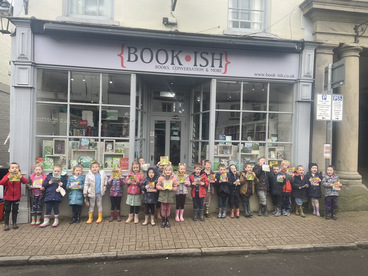 That was fun!!! Reception class from @crickprimary popped in for a story and to pick up their @WorldBookDayUK books. Wonderful monkey impressions and impeccable behaviour from all of these keen beans.