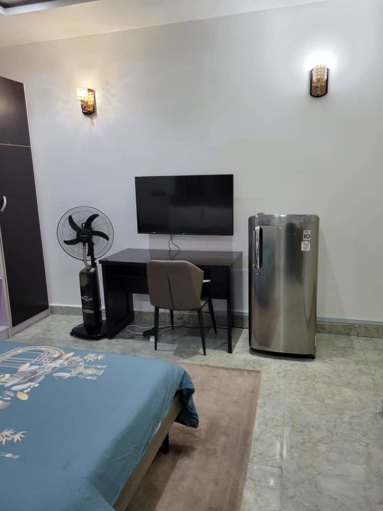 Synergyrealpro's tweet image. Luxury 2 bedrooms furnished apartment at kings park Estate, Abuja.  Our exquisite two-bedroom apartment is  available for short-term let. It's located in a prime location and it's fully furnished with a well-equipped kitchen, and comfortable bedrooms. price-#55,000 per night.