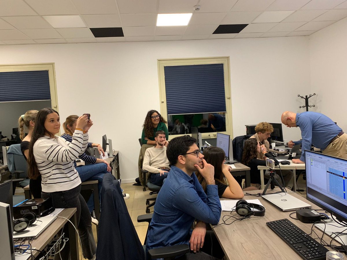 🧑‍🏫Urbano García acerca la innovación en la narrativa transmedia.

🧑‍🎓El alumnado del máster de periodismo 360º ha recibido una clase magistral del director del Lab de Innovación de RTVE

📰 Lee la noticia completa AQUÍ: fcom.us.es/noticiasfcom/a…