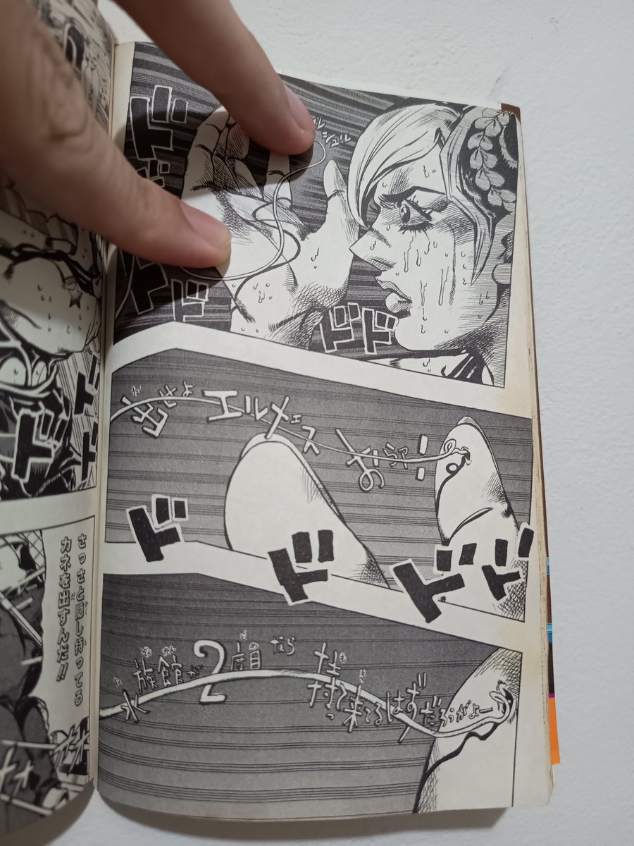 DoutorSocial's tweet photo. @BBMangas Falando de tradução/edição legal, essa parte em JoJo 6, vol.1 me surpreendeu, achei que iam só colocar uma nota no rodapé, mas desenharam as letras. https://t.co/gMkCltbzff
