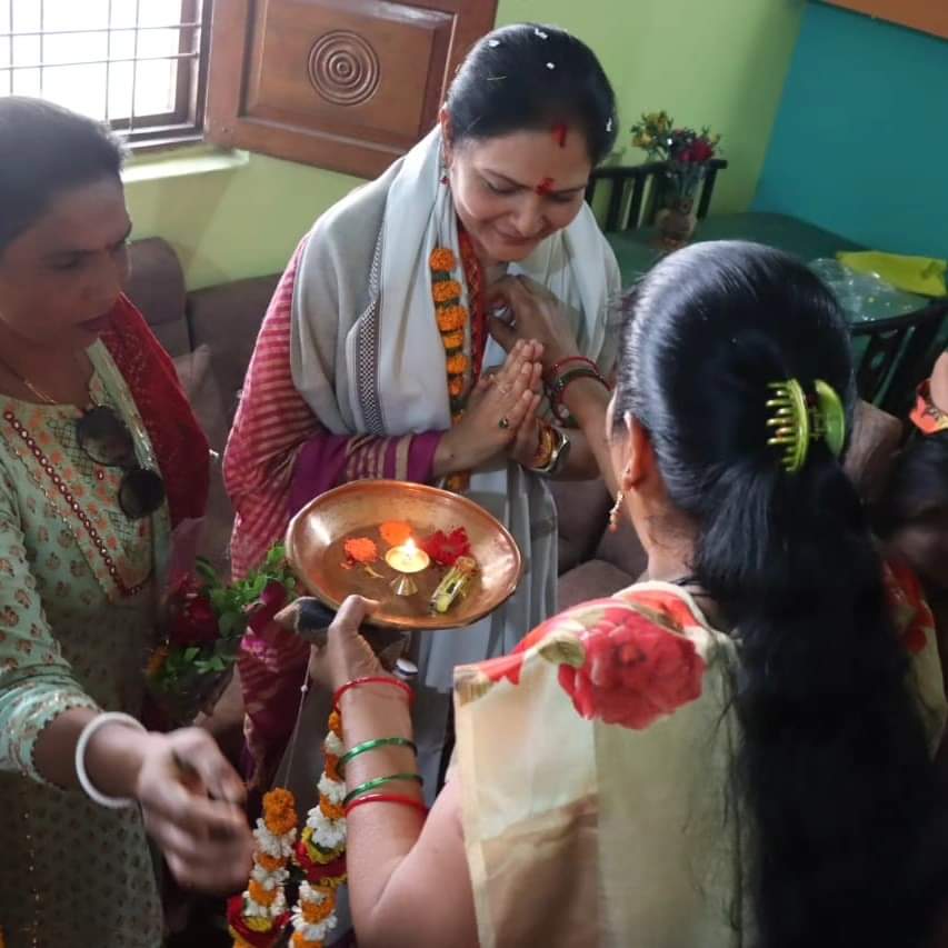 bhartipardhimp's tweet photo. आज बालाघाट -सिवनी लोकसभा क्षेत्र के सिवनी में जनसंपर्क के दौरान भाजपा महिला मोर्चा  जिला महामंत्री श्रीमती निशा नाग जी से उनके निज निवास में सौजन्य भेट की|
उनका अपार स्नेह और शुभाशीष मेरा मार्गदर्शन करेगा।

#bhartipardhi4balaghat #bhartipardhi #bjp4balaghat #mpkemanmeinmodi https://t.co/moL3uuBN39