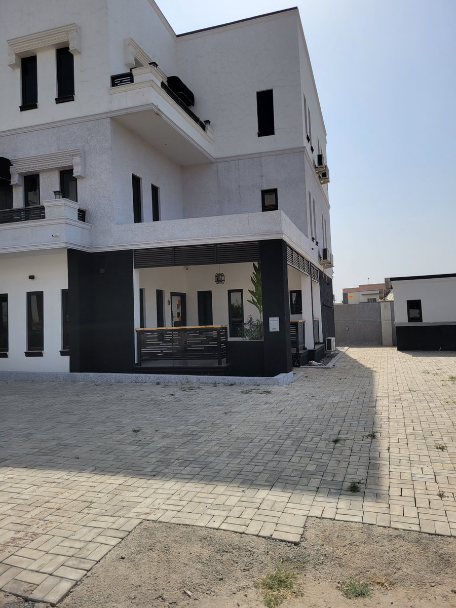 Synergyrealpro's tweet image. A luxury 5 bedroom smart house at Katampe Extension partly furnished with AC' s wall paintings etc. It has a gate house . We recommend viewing  price :350M