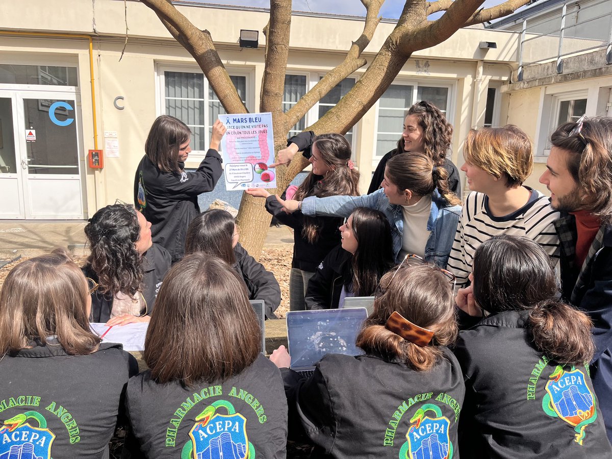 Le bureau de l’ACEPA se prépare à recevoir le Colon Tour® à la faculté de Pharmacie d’Angers. 
Vous aussi, vous voulez devenir acteur de cette problématique de santé publique ? Alors RDV le 27 Mars !

#MarsBleu #ColonTour
