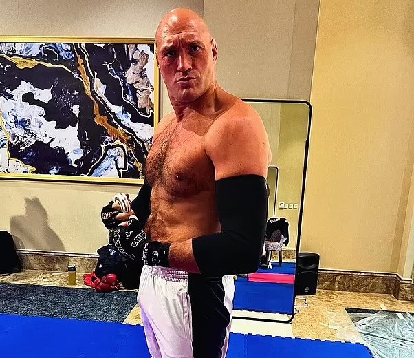 Fury is looking in great shape for the Usyk fight!! 💪🥊#STBX #FuryUsyk