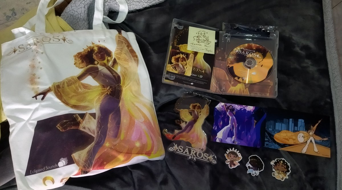 vyreedmusic's tweet image. Messy bed picture but after 4 months I finally got my SAROS copy AAAHHH everything&apos;s so pretty 🥹
AND ECLIPSED SOUNDS EVEN READ THE NOTE REQUEST (where I made a typo OTL) AND MADE A LITTLE SAROS SKETCH 🥺
Thank you so muuuch!!!

#SynthV_SAROS