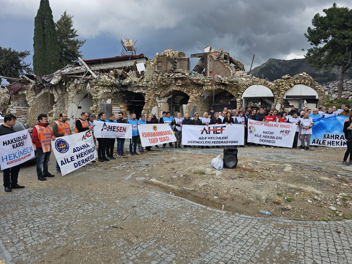 Yüzyılın felaketi sonrası
Ölümlere, kayıplara, yıkıntıların içinde çalışmalarına rağmen deprem bölgelerinde çalışan Aile Hekimleri yeni bir genelge yayınlanmadığı için gelirleri %50 azalmıştır.

Hekimsen Kurtuluş Platformu olarak Hatay'da yapılan basın açıklamasına katılarak aile