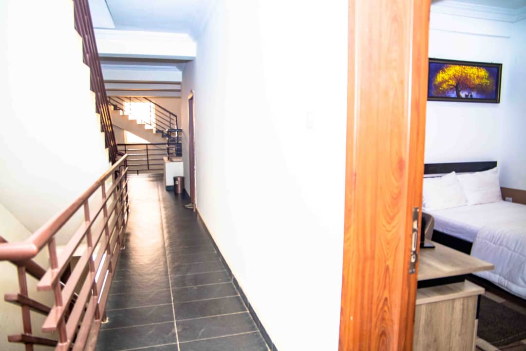 Synergyrealpro's tweet image. A luxury furnished apartment within a serene enironment at high gate apartment, wuye, Abuja . its located in a central location ,it comes with 24hrs power supply, comfortable bed , water heater, fridge, reading table and chair etc. price: #19,000 per day. 
Contact - 08188862193