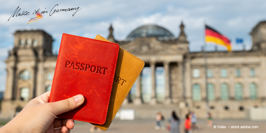How do I apply for a #visa? 🧐 Our step-by-step instructions will help you prepare for your visa application! Download the visa journey directly from our webpage: make-it-in-germany.com/en/visa-reside… #WorkinginGermany #jobs