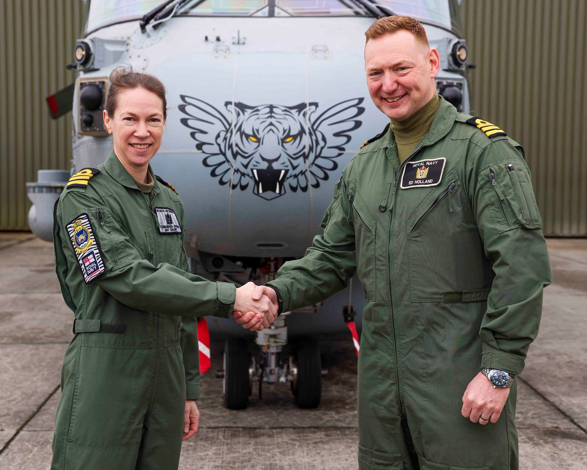 Congratulations to Cdr Ed ‘Dutch’ Holland (right) who has taken over command of 814 Naval Air Squadron, #TheFlyingTigers from Cdr Amy Gaunt. He joined the @RoyalNavy in 2006, obtaining his ‘wings’ in 2010 as an Merlin Mk2 anti-submarine warfare observer #814NAS