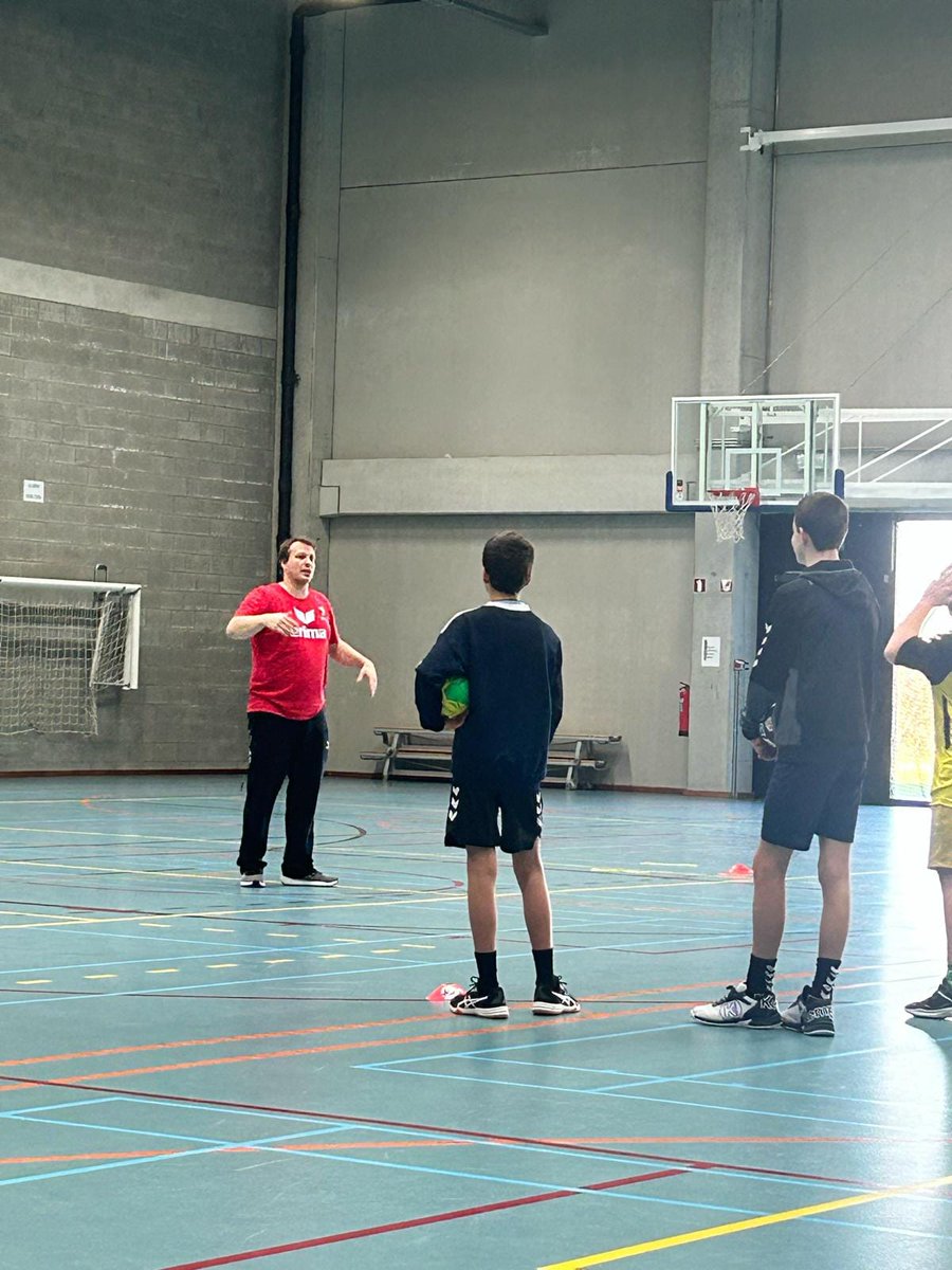 Ben je geboren in 2010 of 2011 en heb je ambitie in de handbalsport?
Neem dan deel aan de open trainingen in de Paasvakantie, alle info via handbal.be/nl/handbalacad…
Je hebt nog een 10-tal dagen de tijd om in te schrijven.