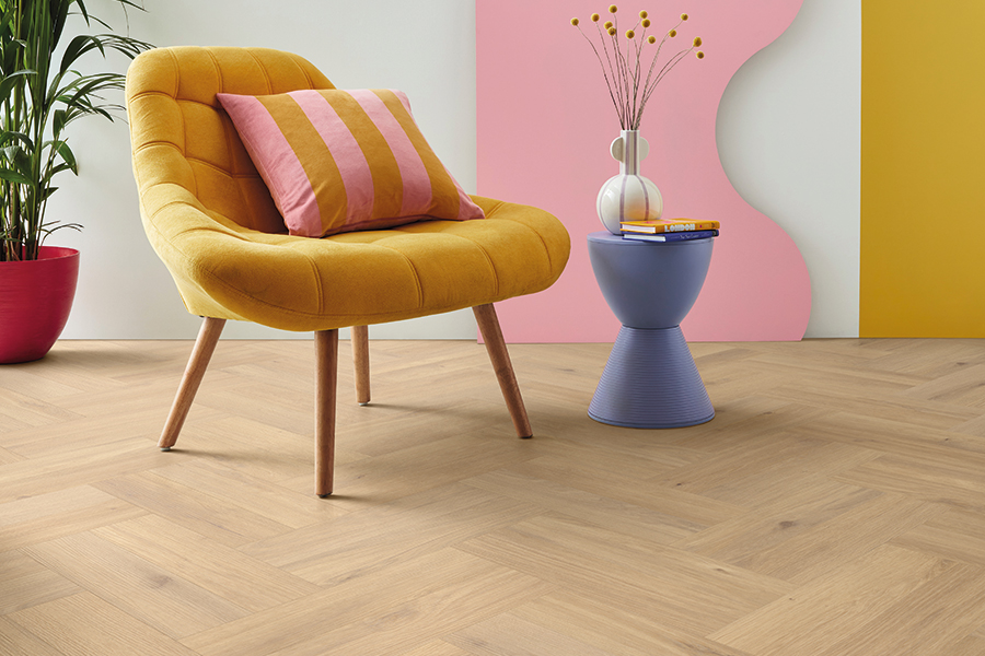 .@karndeanUK, which describes itself as the UK market leader in luxury vinyl flooring, is expanding its collection of herringbone designs, saying it’s offering ‘even more versatility to create intriguing interiors that ooze understated sophistication’.👇😊 contractflooringjournal.co.uk/product-files/…