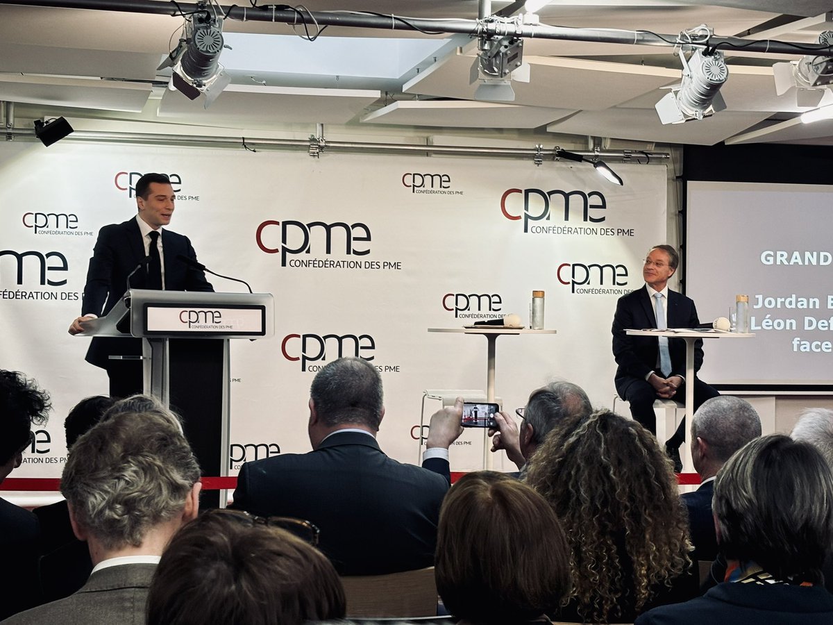 🤔 Petit recadrage de Jordan Bardella devant la CPME. - « Si nous arrivons au pouvoir, le délai accordé au PME en cas de franchissement du seuil [de 50 salariés] passera à 3 ans ». - « Pardonnez-moi M. Bardella mais ce délai est déjà de 5 ans », le reprend @AsselinFasselin.