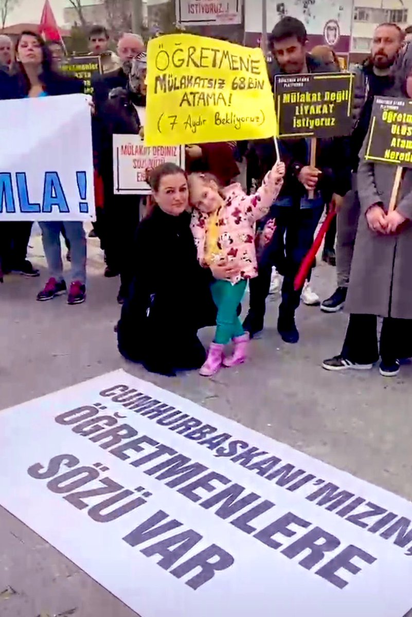 Öğretmenler Ulus Meydanı’nda!
Bir sorunun cevabı için toplandı.
MÜLAKAT var mı yok mu? 
 #UlustaÖğretmeneAtama