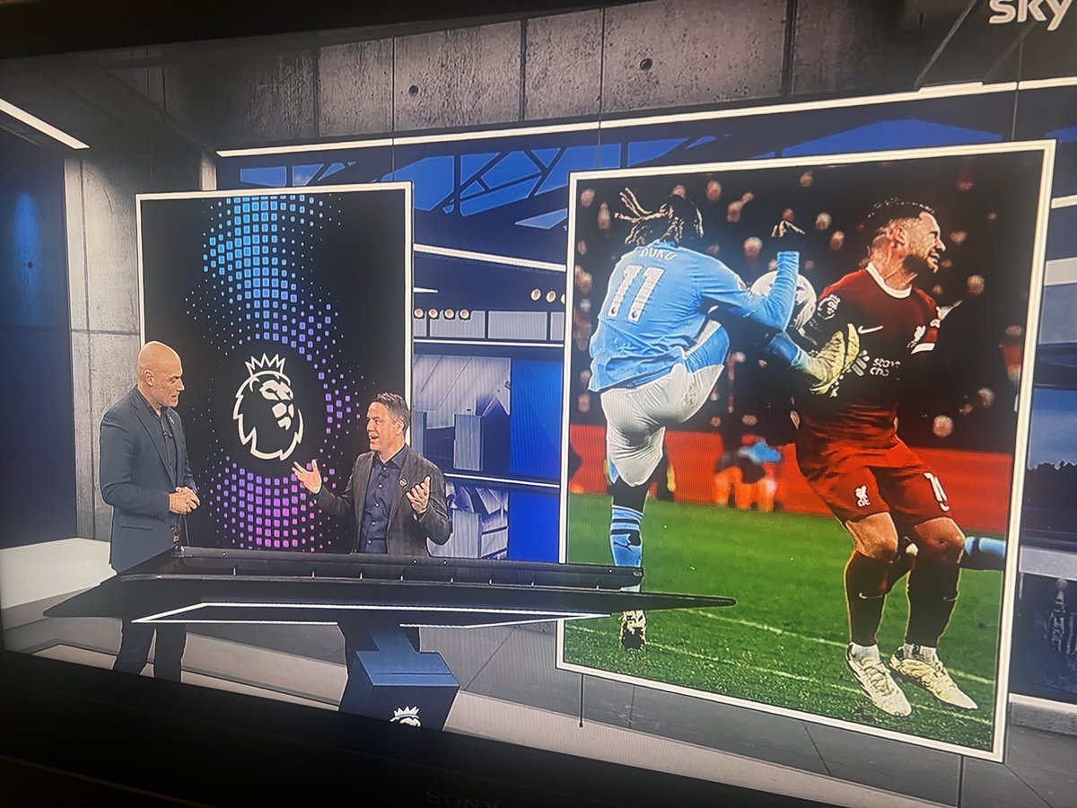 HACKETTREF's tweet image. Not a foul Howard? you are joking. Do not defend the indefensible.