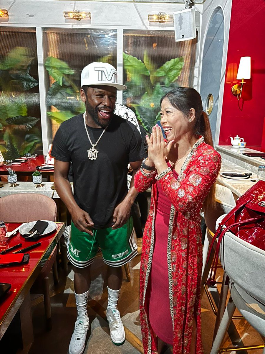 iosindiaoff's tweet photo. This is what Boxing Royalty looks like 👑🥊
Money Mayweather x Magnificent Mary

@MangteC @FloydMayweather
.
#TeamIOS #MaryKom #FloydMayweather #Boxing #Goat https://t.co/HlZvqxabV0