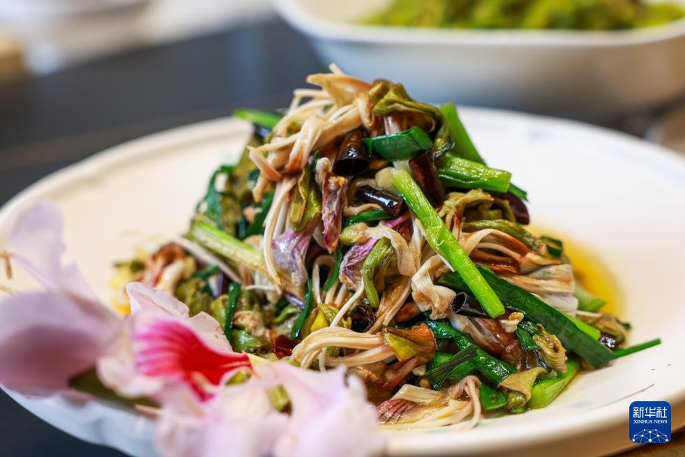 DailyBeijing's tweet image. Yunnan has ushered in its "eating-spring" season. A variety of mountain flowers and wild vegetables are brought to the table and made into mouthfeel amazing delicacies.
#China #food #delicacy #dish #spring