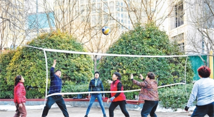 SpringJinan's tweet photo. On February 26th, the temperature in Quancheng rose and residents came out to exercise outdoors. In the early spring at Xingfu Temple Park, the volleyball court echoes with joyful laughter, adding to the scenery of spring. 🌞🏐 #SpringExercise #QuanchengLife https://t.co/oM9hFwvedX