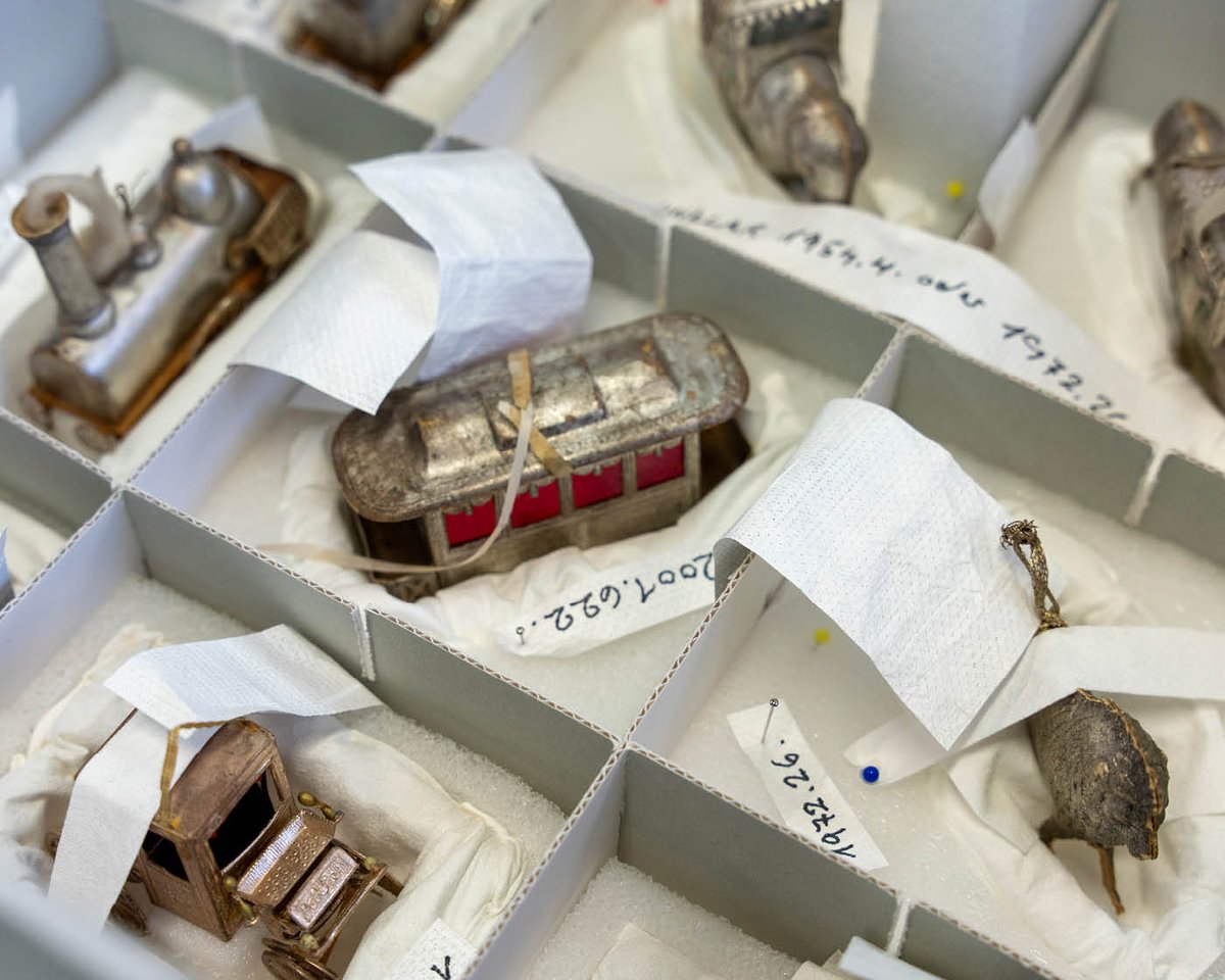 Die Abteilung Konservierung des <a href="/HistMuseumBs/">Historisches Museum Basel</a> erfüllt eine der fünf Hauptaufgaben gemäss dem Basler  Museumsgesetz, nämlich das Bewahren der Sammlung für spätere  Generationen. Wie wir das machen, zeigen wir dir ab sofort auf unserer Webseite.
➡️ hmb.ch/konservierung