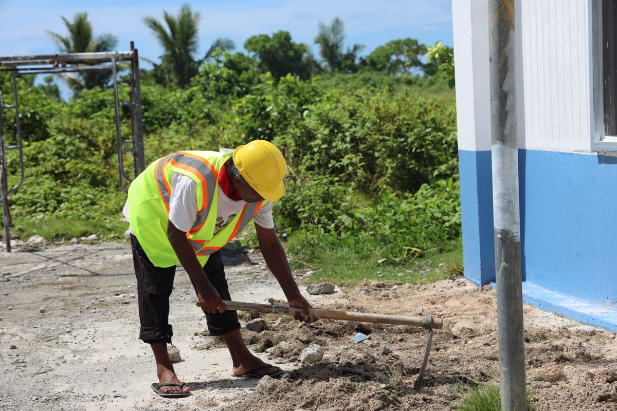 IOMNorthPacific's tweet photo. 🏗️Today, in #TaIsland Chuuk, community workers are hard at work wrapping up construction activities on a warehouse, school &amp; health dispensary supported by @USAID, IOM &amp; FSMGov. These sturdy structures will help withstand natural hazards like cyclones common to the North Pacific. https://t.co/NQppknjRST