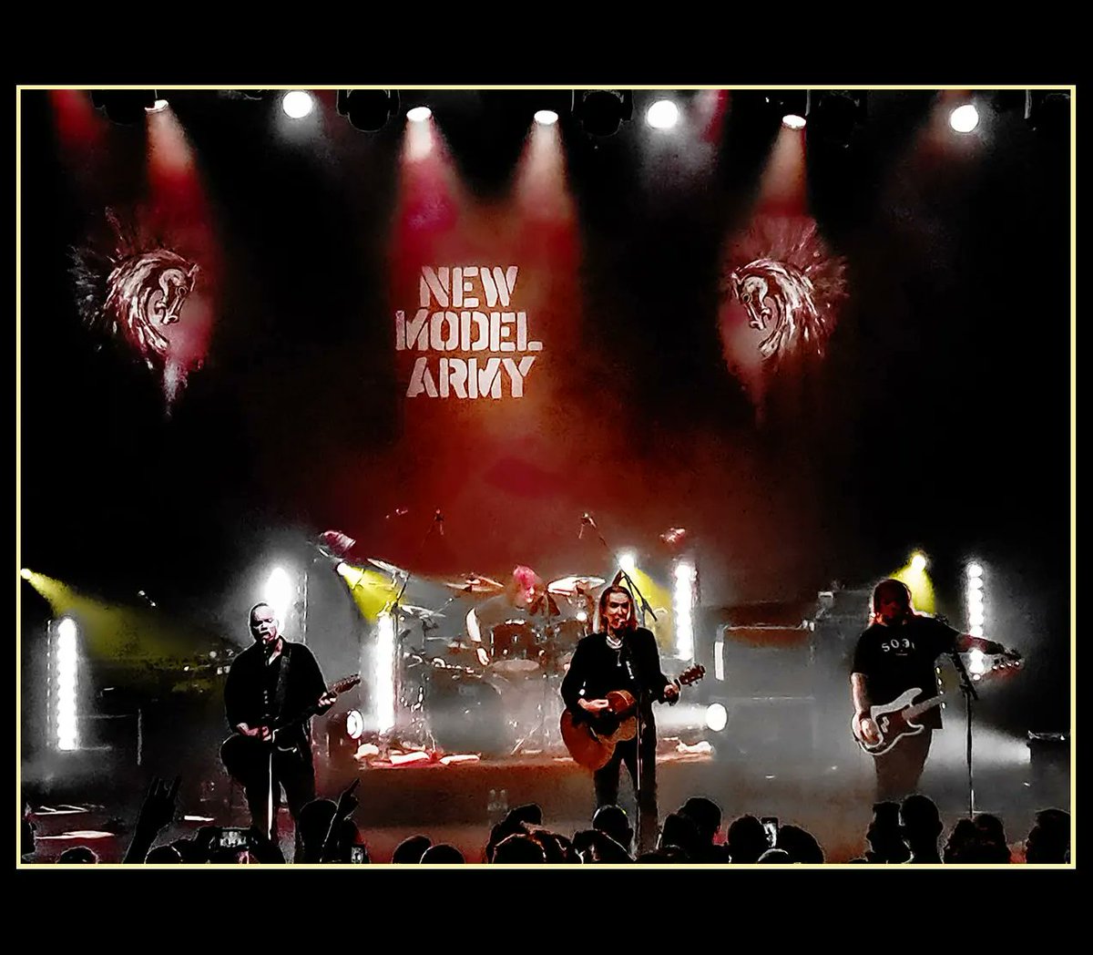 StefAlf357's tweet photo. NEW MODEL ARMY
vingt neuf février
.
#newmodelarmy #justinsullivan #postpunk #postpunkgoth #rock #photoobserve #blackandwhite #nightshot #photolive #blackandwhitephotography #gig #noise #friends #strasbourg #strasbourgcity #alsace #exploregrandest #lalaiterie #punk https://t.co/TpvkzTTCKA