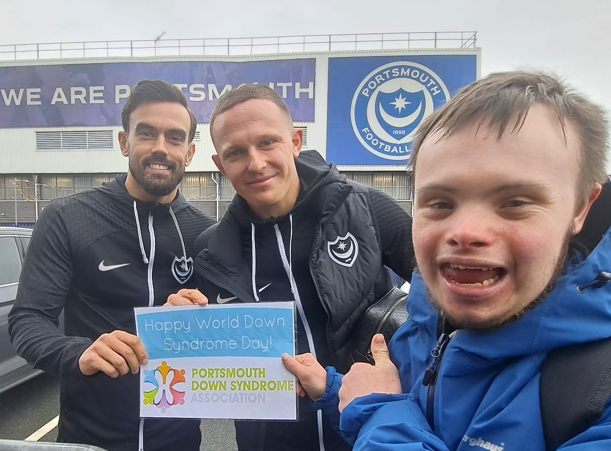 PortsmouthDSA's tweet image. Play Up Pompey! We can always rely on the lads from Fratton Park to support our @WorldDSDay campaign. With big thanks to Pompey’s biggest fan Sam &amp;amp; #PFC @pompey players @callumlang19 @yengikusini @ColbyBishop29&amp;amp; #MarlonPack #Pompey #WDSD2024 @PompeyITC ⚽️ @AndyFord33107