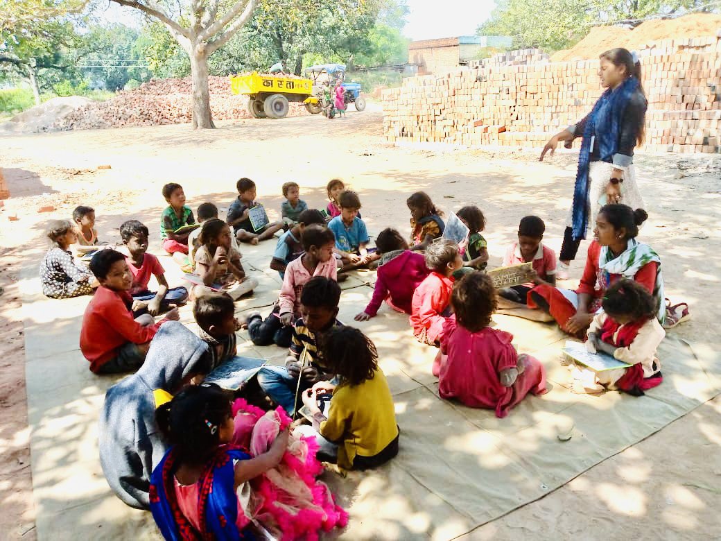 Muheem Leader Fellowship’s Impact Story : Meet With Aarti 🌟 MEET AARTI, an 8-year-old girl who toils away in a brick factory in DEIPUR village, SEVAPURI block. #muheem #muheemleaderfellowship #mushar #musharchildren #girleducation #EducationForAll #Inspiration #MuheemLeader