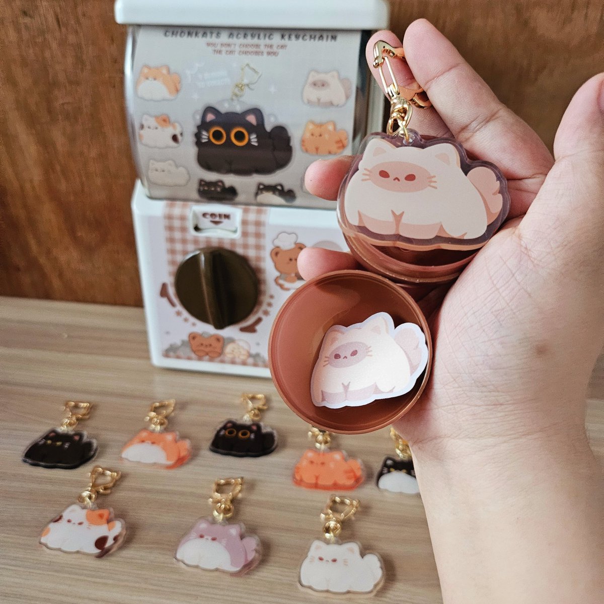 oywo_'s tweet photo. Our very first gacha keychains! Free sticker inside ✨️

- 180php per pull 
- special cat clasp!

See you at Komiket Megamall, table 156! 🤎 https://t.co/DzsKoVVqhO