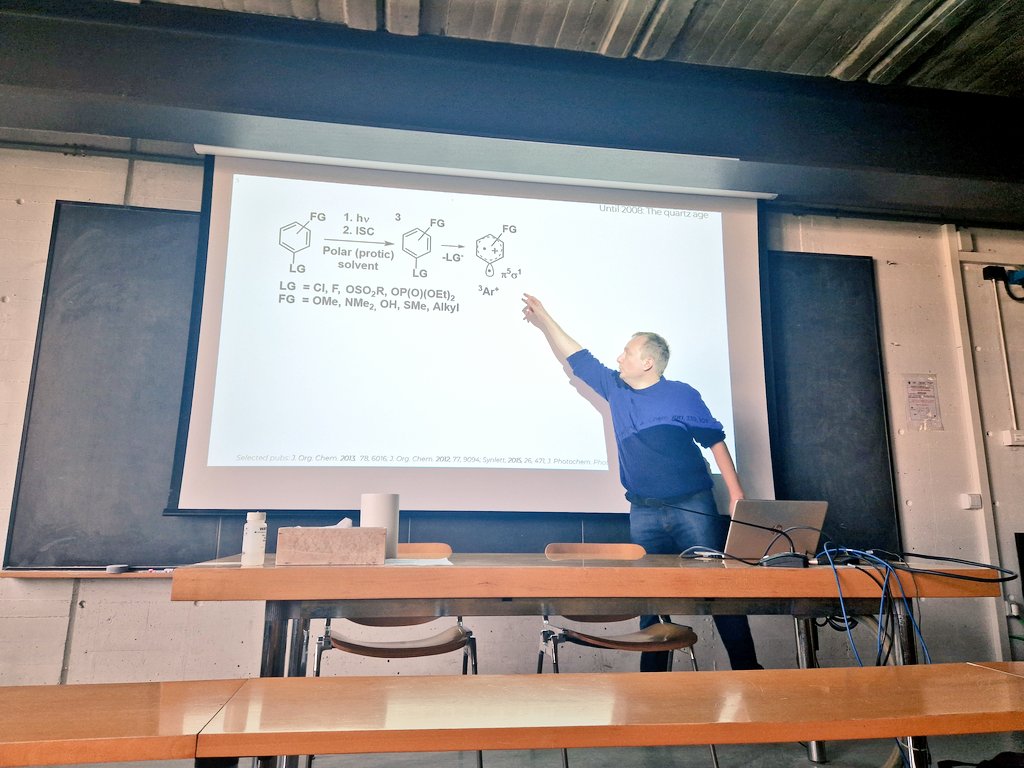 Fantastic lecture by @protti_stefano on the exploitation of arylazosulfones as dyedauxiliary groups 🟠 @unipr It was great to see a lot of known faces and friends while going through the slides. @PhotogreenLab ❤️ #seminar #SCVSA #photochem