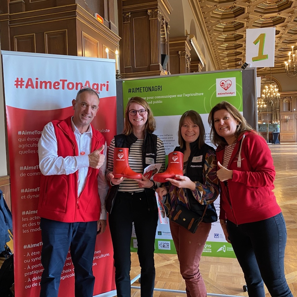 AimeTonAgri était l'un des projets innovants retenus pour la journée Agrivision organisée par @chambres_agriculture à Paris mardi 19 mars.
L'équipe de la Chambred'agriculture de Charente était mobilisée pour présenter cette communication positive en direction du grand public.