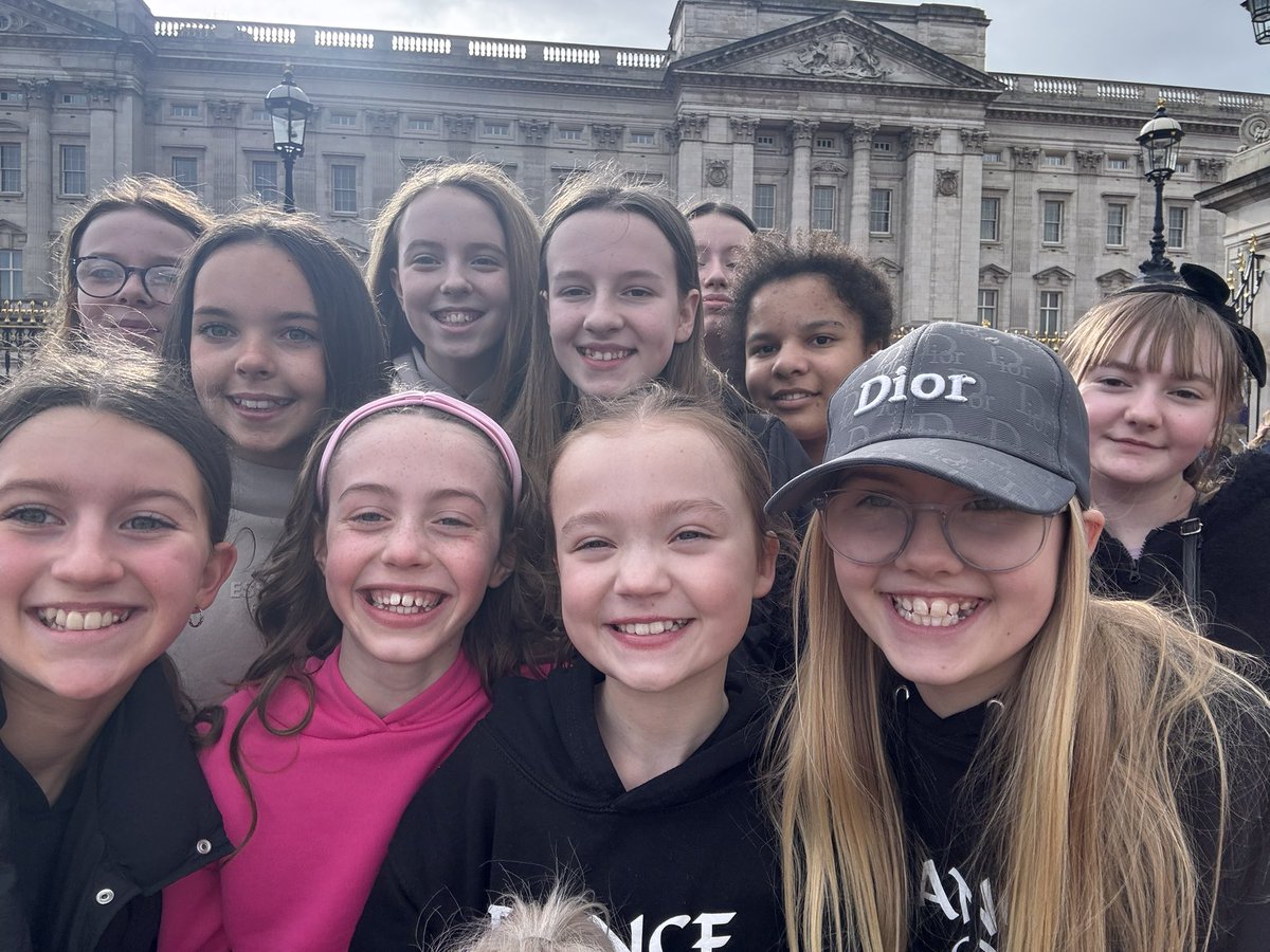 DanceMclellan's tweet photo. A massive thank you to @pe5sportstours for organising an amazing trip.  The level of detail and thought was incredible and they accommodated all wants and needs. Thanks Alex and Iain, I hope to work again with you soon.
⭐️ ⭐️⭐️⭐️⭐️ https://t.co/aR1Ggdjb1n
