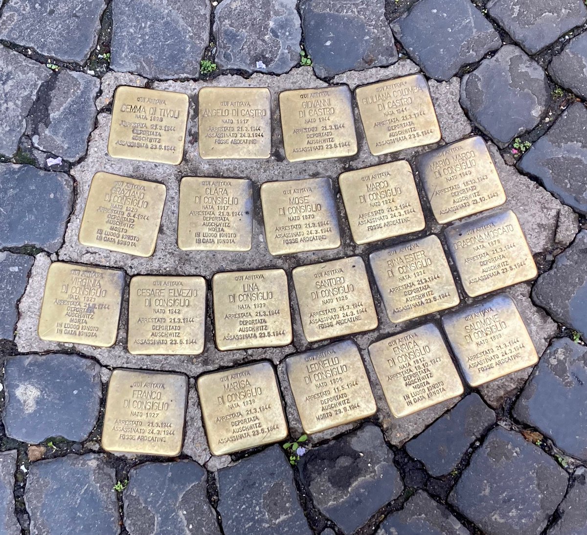 Moses Di Consiglio und seine Frau Orabona hatten zehn Kinder. Sie lebten in der Via della Madonna dei Monti in Rom. 1943 zog ihr ältester Sohn mit Frau und Kindern zu ihnen. Im März 1944 wurde die Familie verhaftet, später ermordet. In Monti erinnern 20 Stolpersteine an sie.