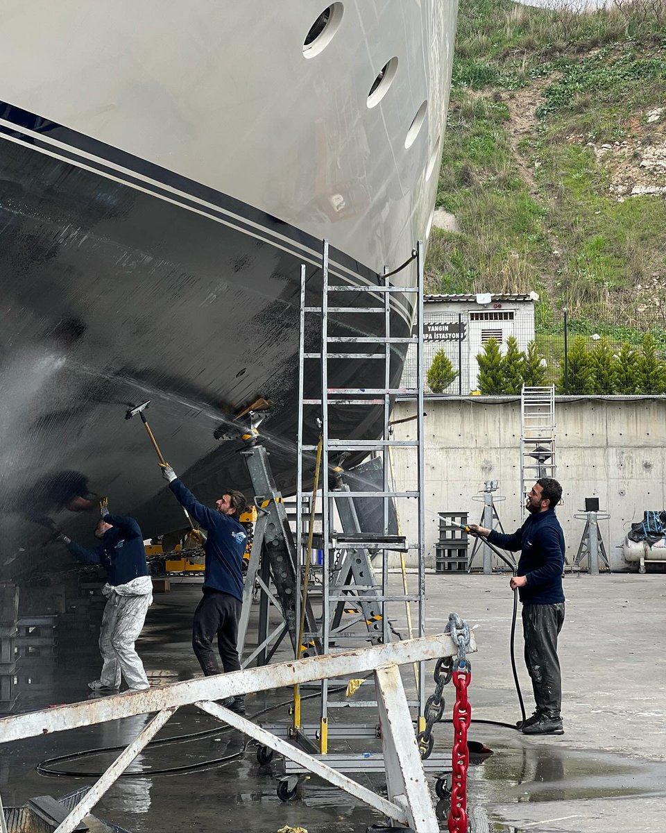 M/Y 42m CRN model teknemizin sulu zımpara üstü 2 kat International Uni-pro 250 uygulaması başlamıştır. 
#refit #maintenance #antifouling #marinecoatings #coatings #antifoulingpaint #marineprotection #paints