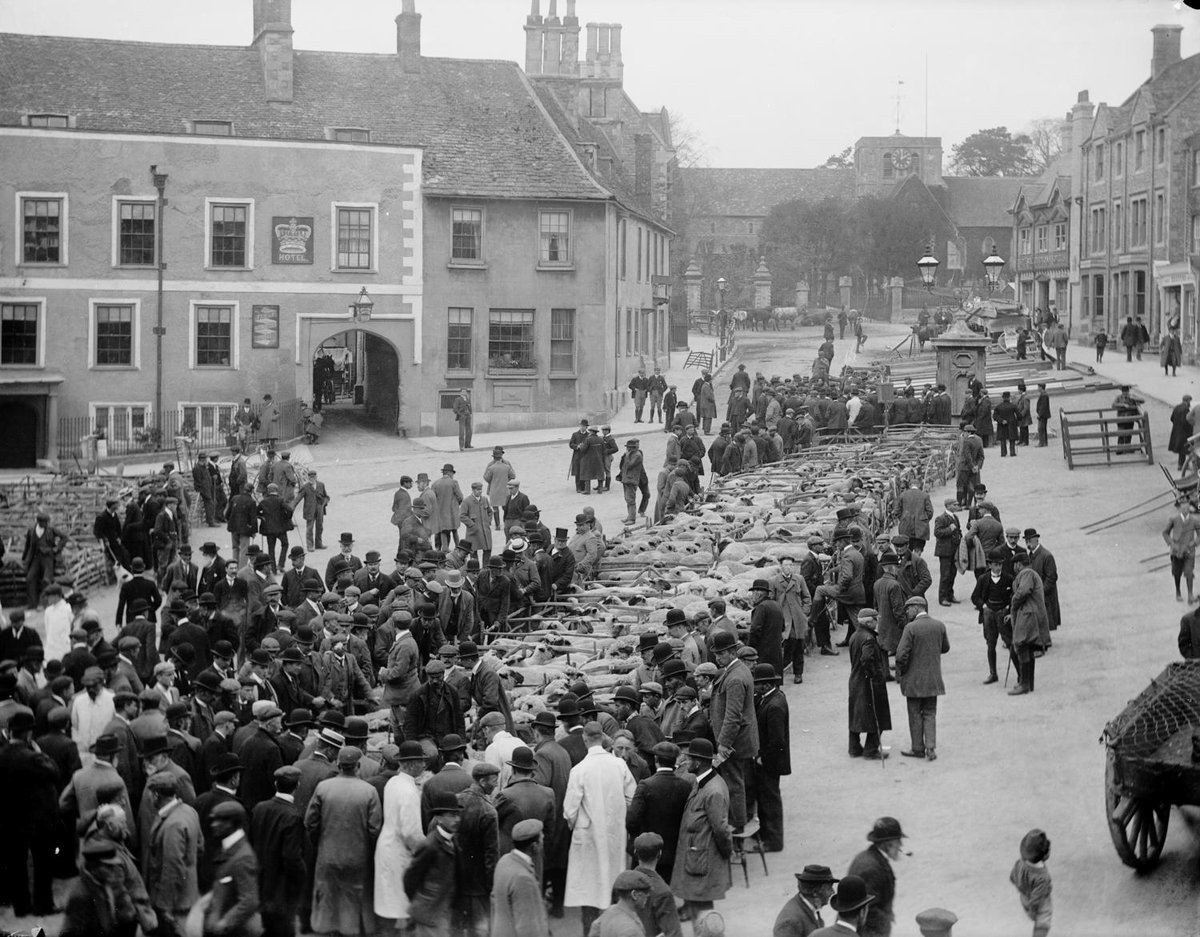 Many market towns emerged in England in the medieval period 🛍️ Market squares allowed space for trading, especially for animals as photographed here in Faringdon, Oxfordshire. Find out more about the history of English market towns and halls ➡️ bit.ly/EnglishMarketT…